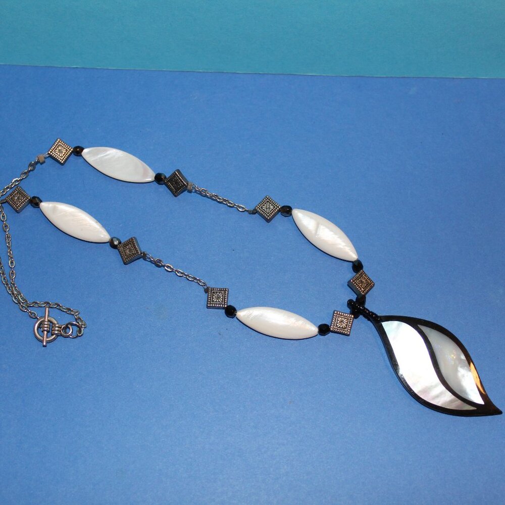 Mother of Pearl Pendant Necklace